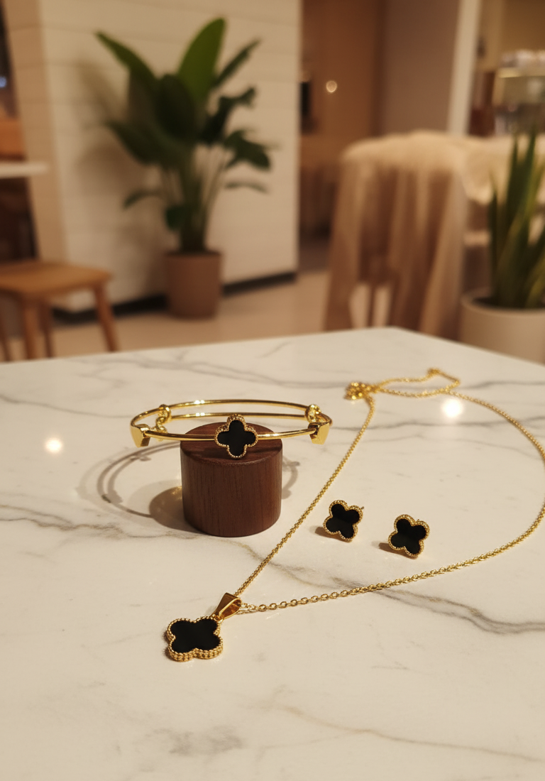 Elegant Black Clover Jewellery Set – Necklace, Bracelet & Earrings